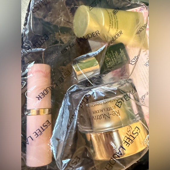 Estee Lauder Limited Edition Re-Nutriv 6 Pc Gift set - Picture 3 of 6